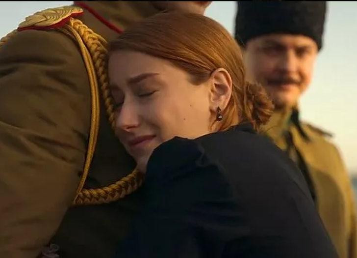 O An Herkesi Ağlattı: Hazal Kaya'nın Atatürk'e Sarıldığı Sahne Gündem Oldu - Resim: 1