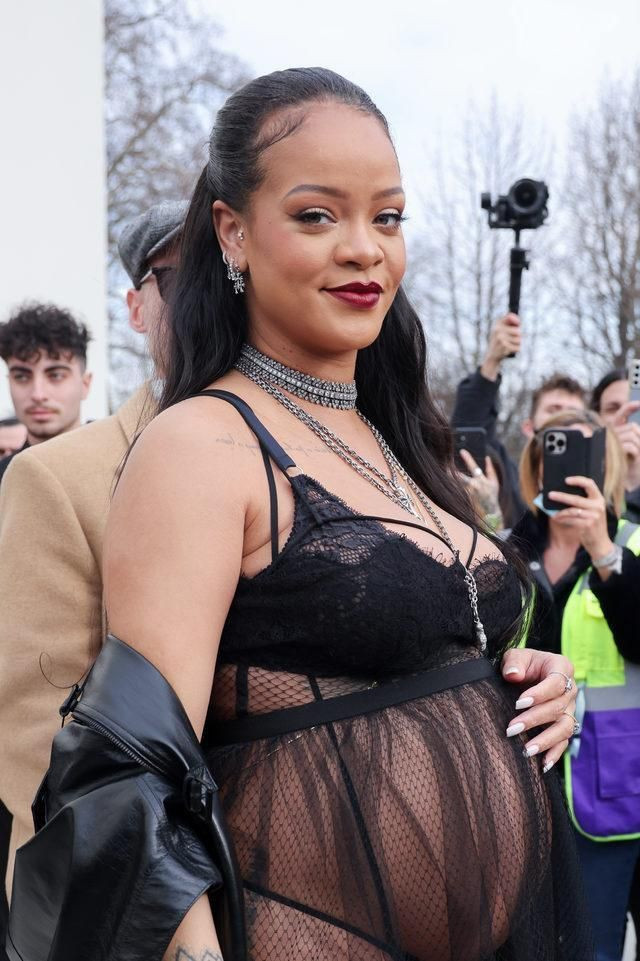 Rihanna'nın Cesur Hamilelik Pozları Olay Yarattı! - Resim: 4