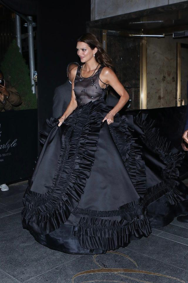 Kendall Jenner Siyah Transparan Elbisesi ile Siyah Kuğu Oldu - Resim: 2