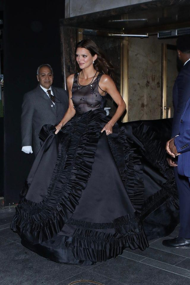 Kendall Jenner Siyah Transparan Elbisesi ile Siyah Kuğu Oldu - Resim: 3