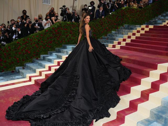 Kendall Jenner Siyah Transparan Elbisesi ile Siyah Kuğu Oldu - Resim: 4