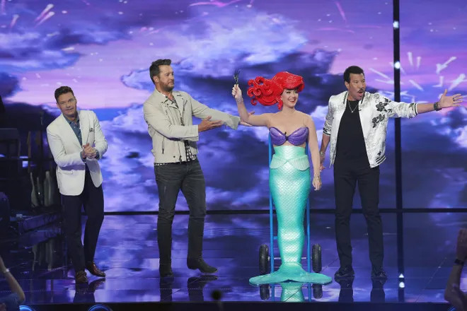 Katy Perry Deniz Kızı Kostümü Giydi Sandalyeden Düştü - Resim: 1