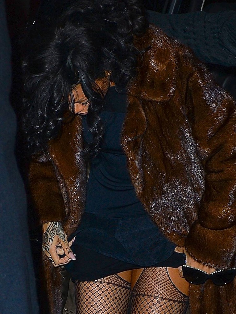 Rihanna gecelerde sütyensiz - Resim: 2