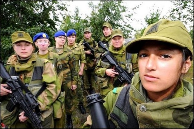 Norveç'te kadın erkek askerler aynı odada - Resim: 3