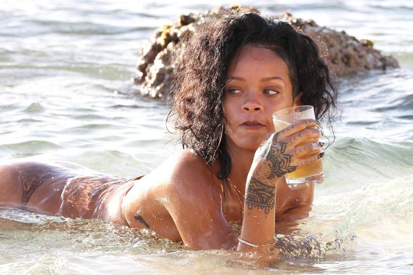 Rihanna bikiniyle yakalandı - Resim: 4