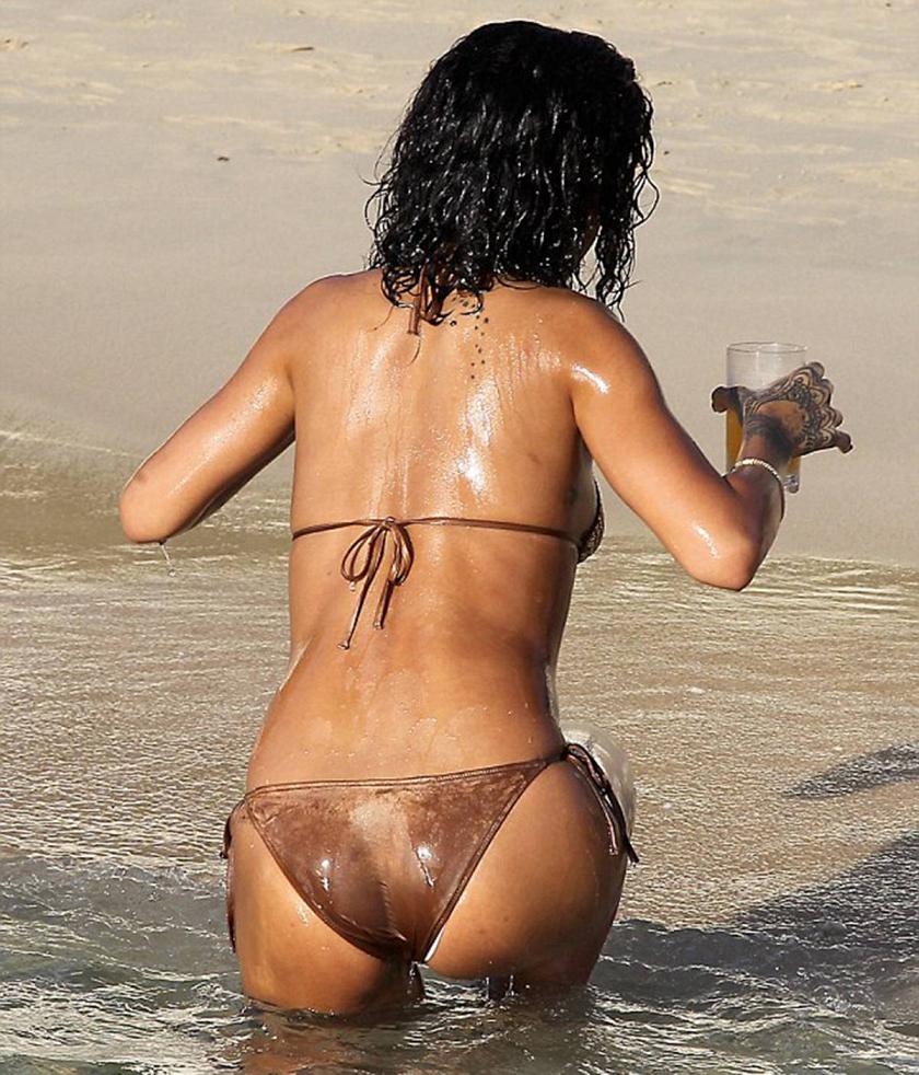 Rihanna bikiniyle yakalandı - Resim: 3