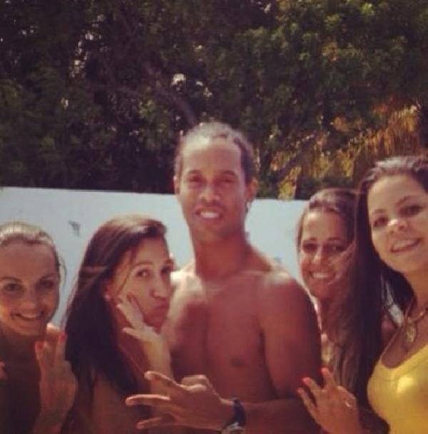 Ronaldinho'nun seksi kızlarla parti pozları - Resim: 2