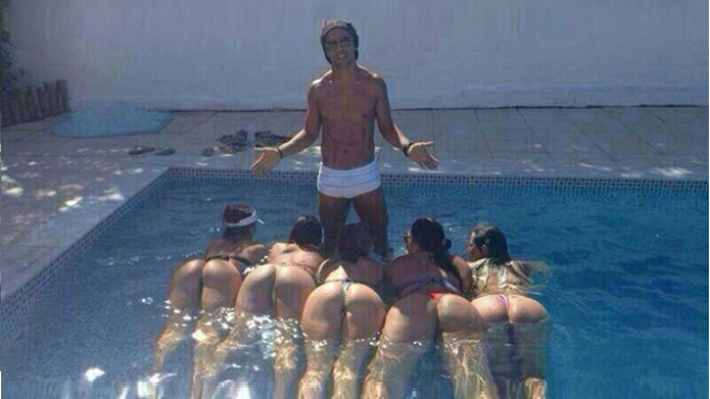 Ronaldinho'nun seksi kızlarla parti pozları - Resim: 1