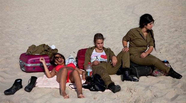 İsrail, kadın askerlerini ne için kullanıyor? - Resim: 1