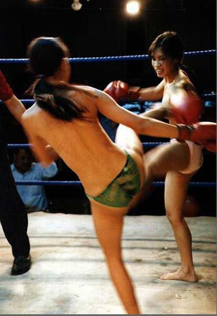 Üstsüz kızlar boks yaptı - Resim: 2