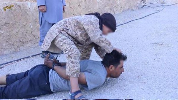 IŞİD küçük çocuğa kafa kestirdi! - Resim: 1