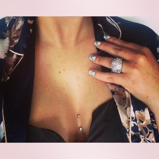 Instagram'da yeni çılgınlık vücut piercingi - Resim: 1